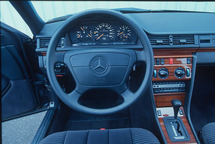 Das Cockpit des Mercedes 300 TD Turbo. 