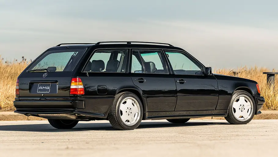 Der Mercedes 300 TE 6.0 AMG stehend von schräg hinten.