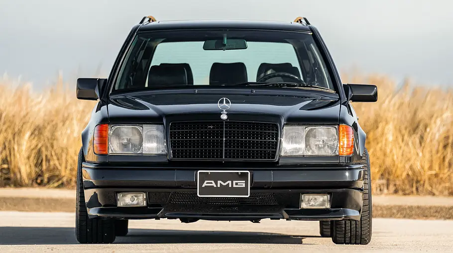 Der Mercedes 300 TE 6.0 AMG stehend von vorne.