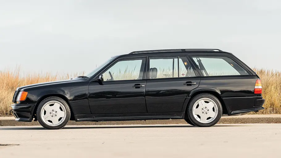 Der Mercedes 300 TE 6.0 AMG stehend seitlich.