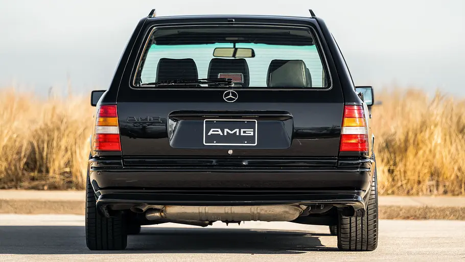 Der Mercedes 300 TE 6.0 AMG stehend von hinten.