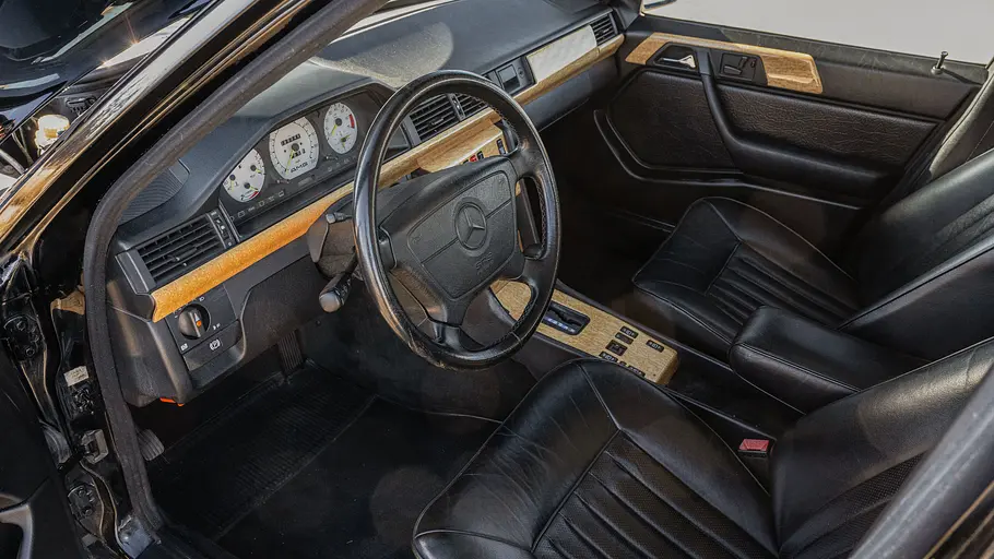 Das Cockpit des Mercedes 300 TE 6.0 AMG.