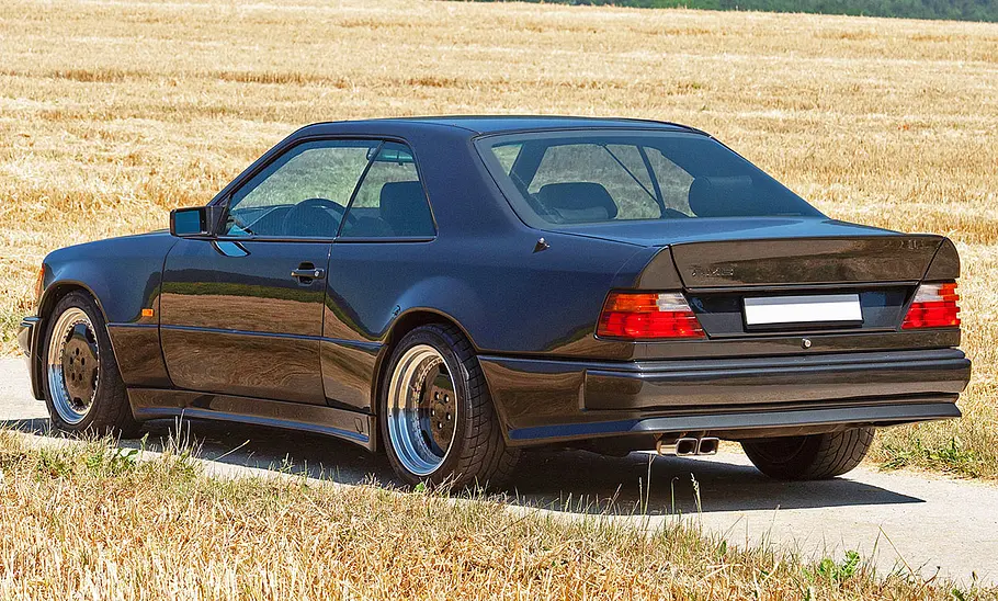 Der Mercedes 300 CE 6.0 AMG Hammer Coupé stehend von schräg hinten.