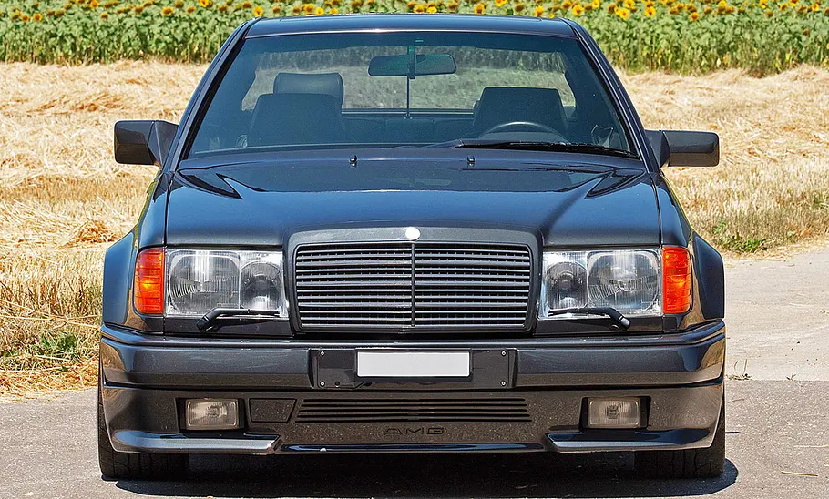 Der Mercedes 300 CE 6.0 AMG Hammer Coupé stehend von vorne.