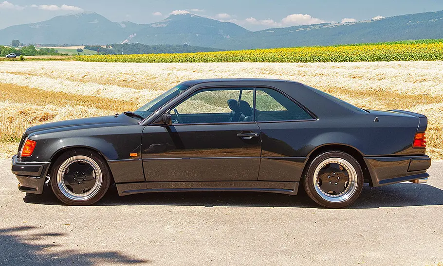 Der Mercedes 300 CE 6.0 AMG Hammer Coupé stehend seitlich.