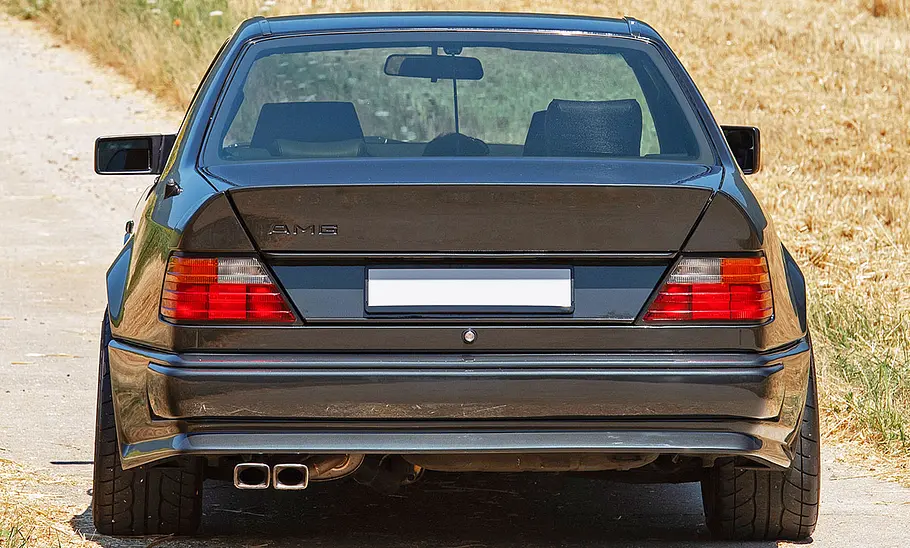 Der Mercedes 300 CE 6.0 AMG Hammer Coupé stehend von hinten.