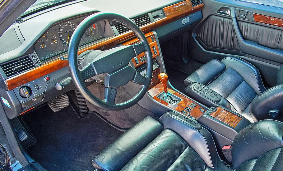 Das Cockpit des Mercedes 300 CE 6.0 AMG Hammer Coupé.