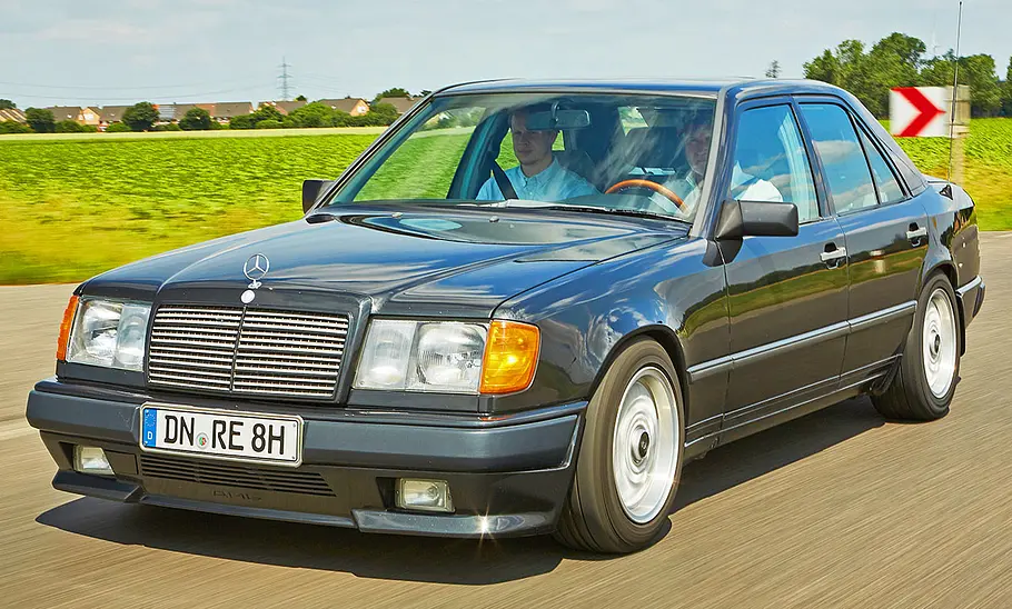 Der Mercedes 300 E AMG fahrend von vorne.
