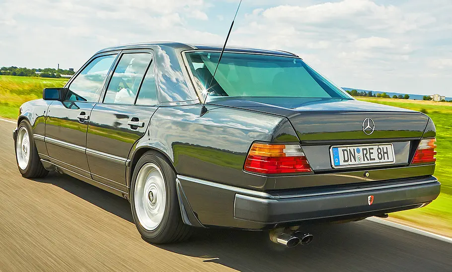 Der Mercedes 300 E AMG fahrend von hinten.