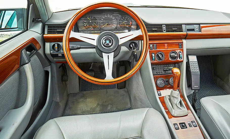 Das Cockpit des Mercedes 300 E AMG.