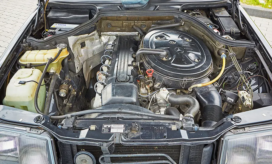 Der Motor des Mercedes 300 E AMG.