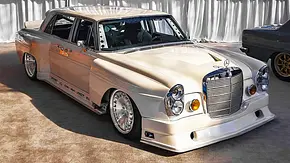 Der Mercedes 300 SEL Blue Boar stehend von schräg vorne. - Foto: Instagram/smokedogg_customs