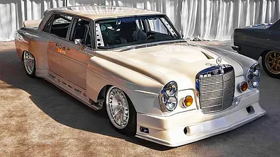 Der Mercedes 300 SEL Blue Boar stehend von schräg vorne. - Foto: Instagram/smokedogg_customs