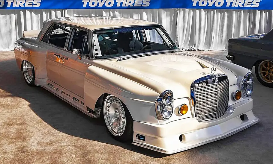 Der Mercedes 300 SEL Blue Boar stehend von schräg vorne.