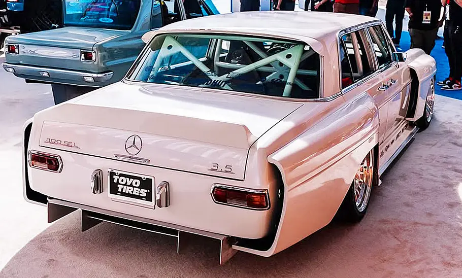 Der Mercedes 300 SEL Blue Boar stehend von hinten.