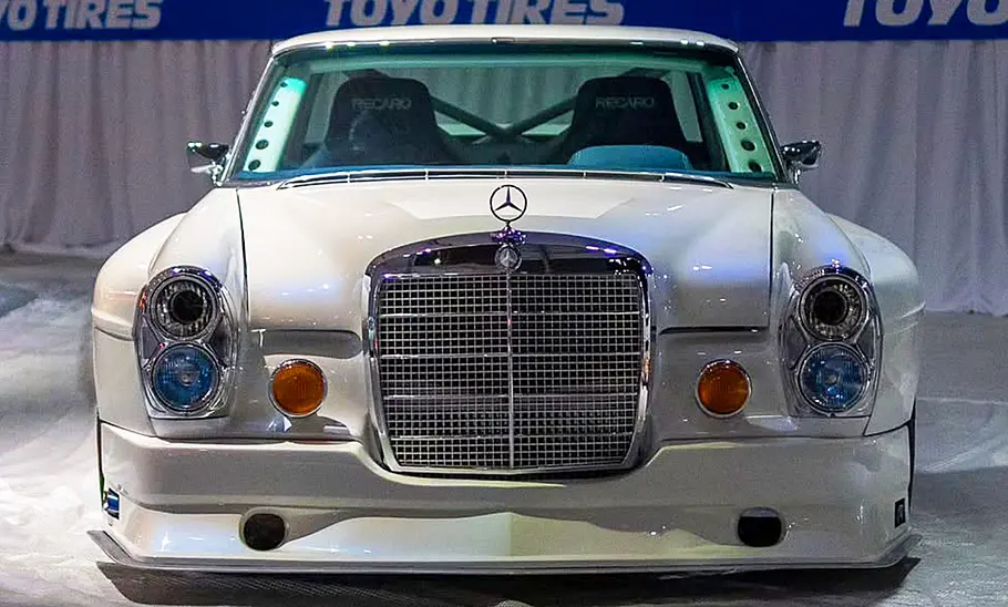 Der Mercedes 300 SEL Blue Boar stehend von vorne.