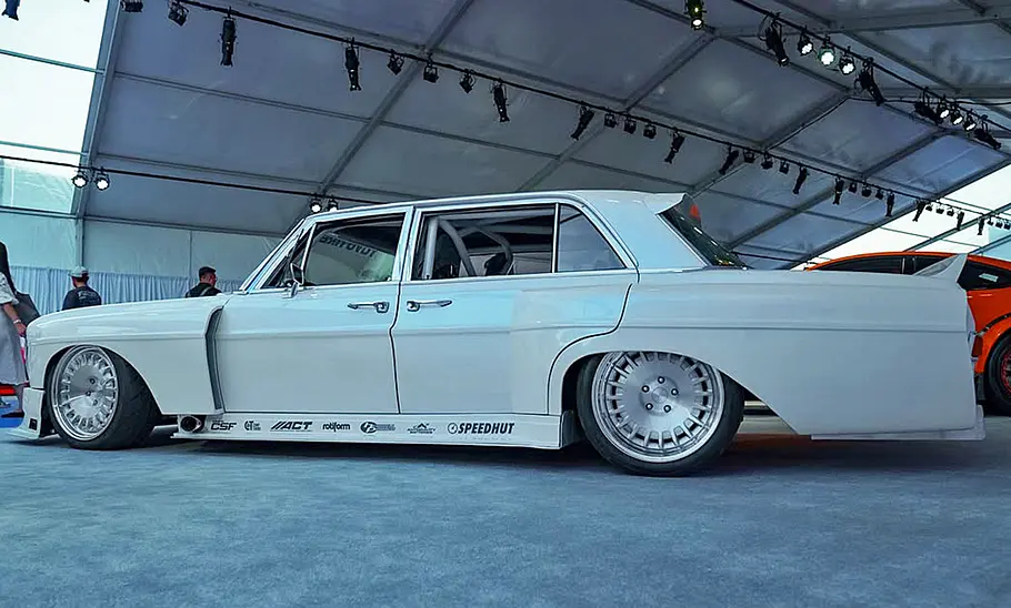 Der Mercedes 300 SEL Blue Boar stehend seitlich.