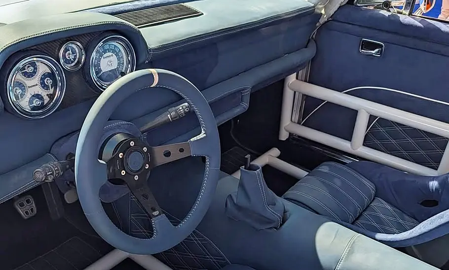 Das Cockpit des Mercedes 300 SEL Blue Boar.