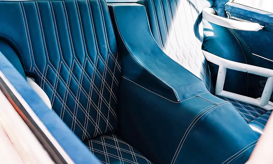 Die Rücksitze des Mercedes 300 SEL Blue Boar.