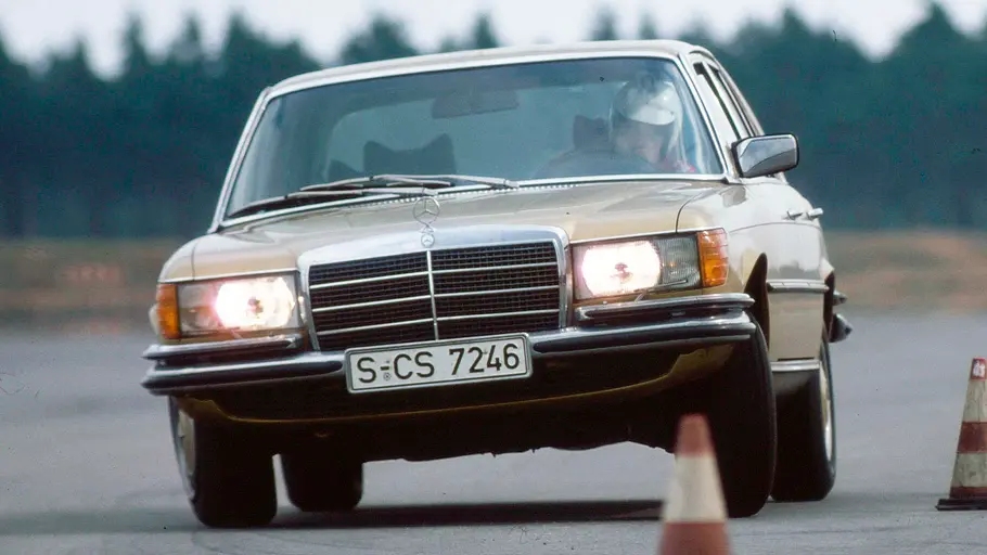 Mercedes 350 SE fahrend von vorne fotografiert. 