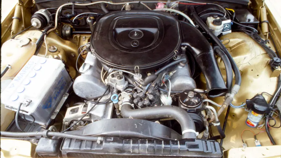 Der Motor des Mercedes 350 SE. 