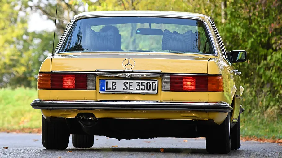 Mercedes 350 SE AMG Mercedes 350 SE AMG fahrend von hinten fotografiert.