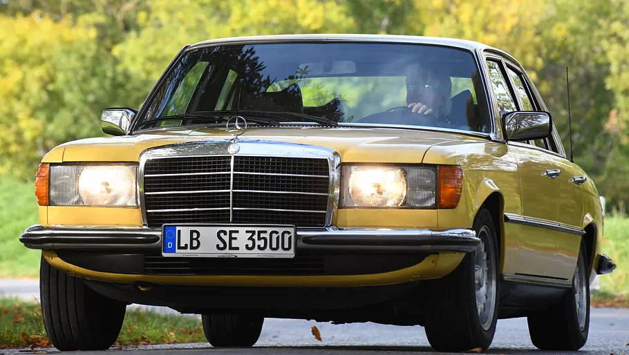 Mercedes 350 SE AMG Mercedes 350 SE AMG fahrend von schräg vorne fotografiert.