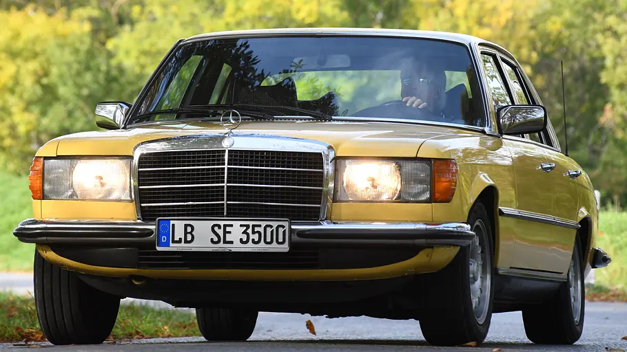 Mercedes 350 SE AMG Mercedes 350 SE AMG fahrend von vorne fotografiert.
