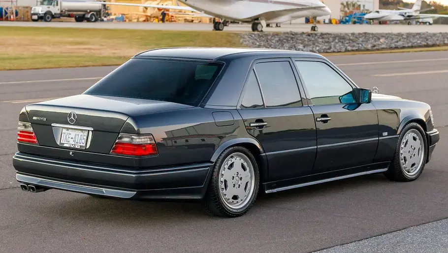 Mercedes 400 E AMG 4.2 statisch von schräg hinten fotografiert.