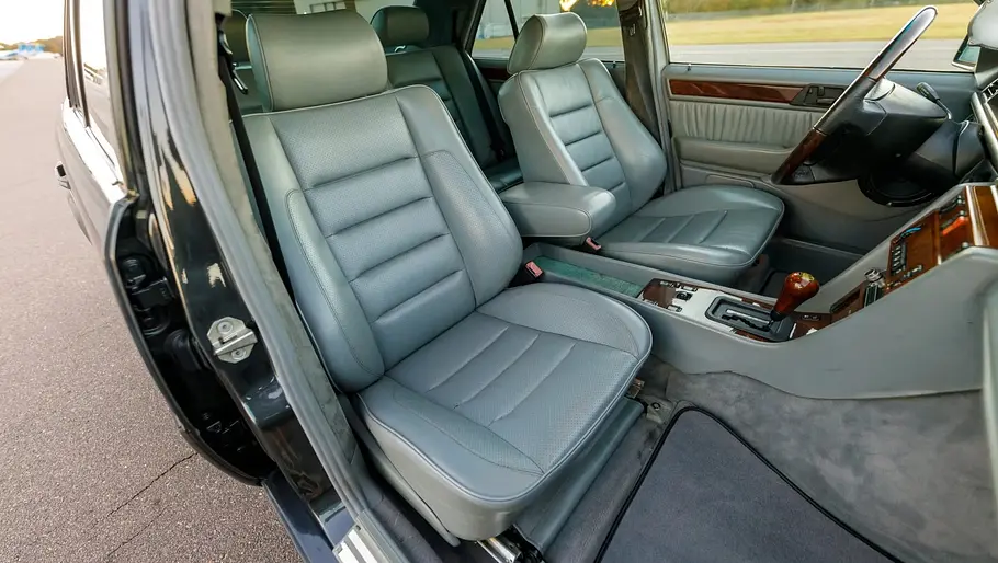 Der Innenraum des Mercedes 400 E AMG 4.2