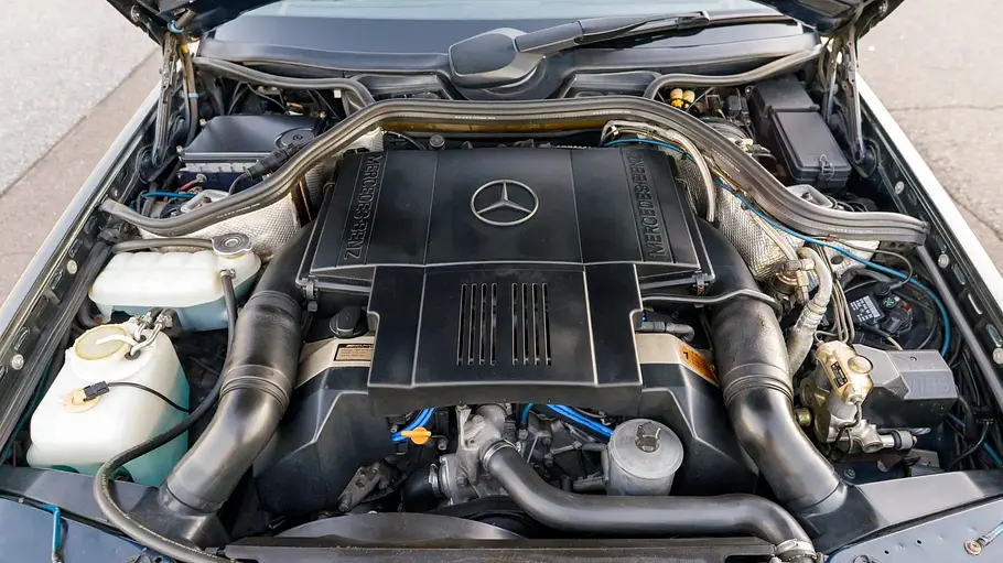 Der Motor des Mercedes 400 E AMG 4.2