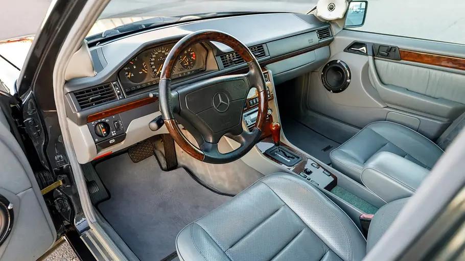 Das Cockpit des Mercedes 400 E AMG 4.2