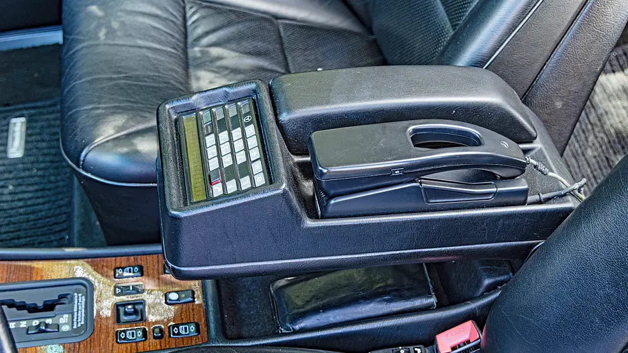 Mercedes 420 SEL Das Autotelefon des Mercedes 420 SEL.