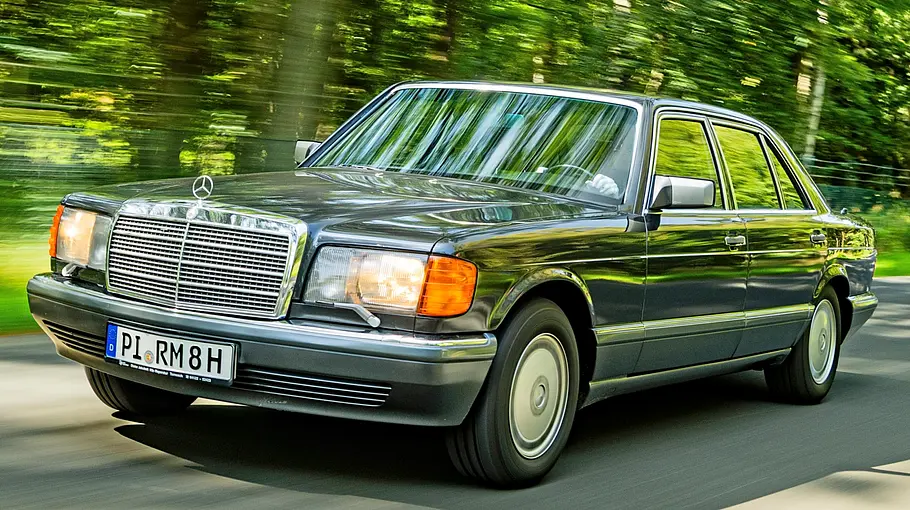 Mercedes 420 SEL Mercedes 420 SEL fahrend von vorne fotografiert.