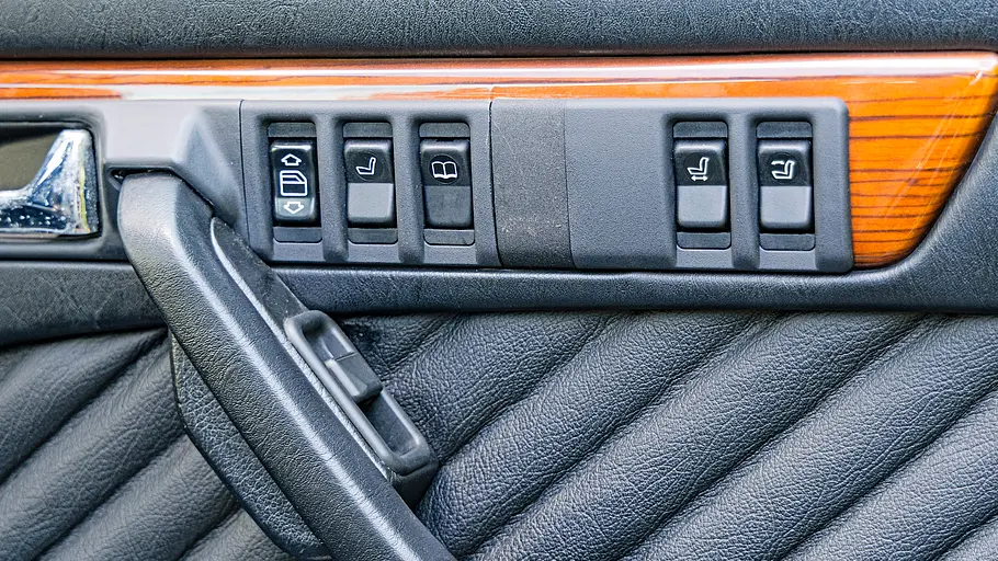Mercedes 420 SEL. Schaltleiste in der Tür des Mercedes 420 SEL.