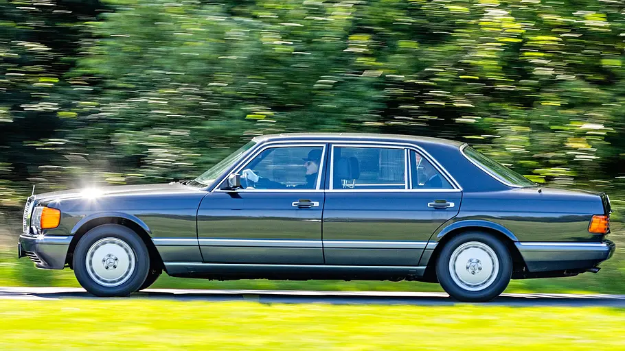 Mercedes 420 SEL Mercedes 420 SEL fahrend von der Seite fotografiert.
