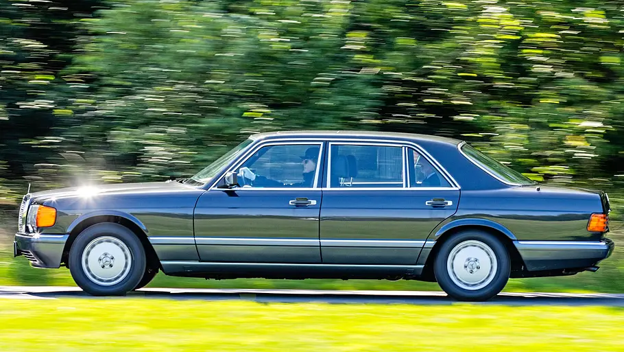 Mercedes 420 SEL Mercedes 420 SEL fahrend von der Seite fotografiert.