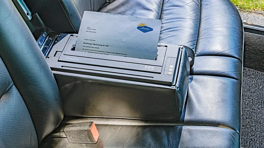 Mercedes 420 SEL Faxgerät in der Mittelarmlehne des Mercedes 420 SEL.