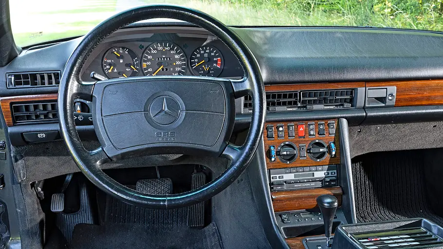Mercedes 420 SEL Das Cockpit des Mercedes 420 SEL.