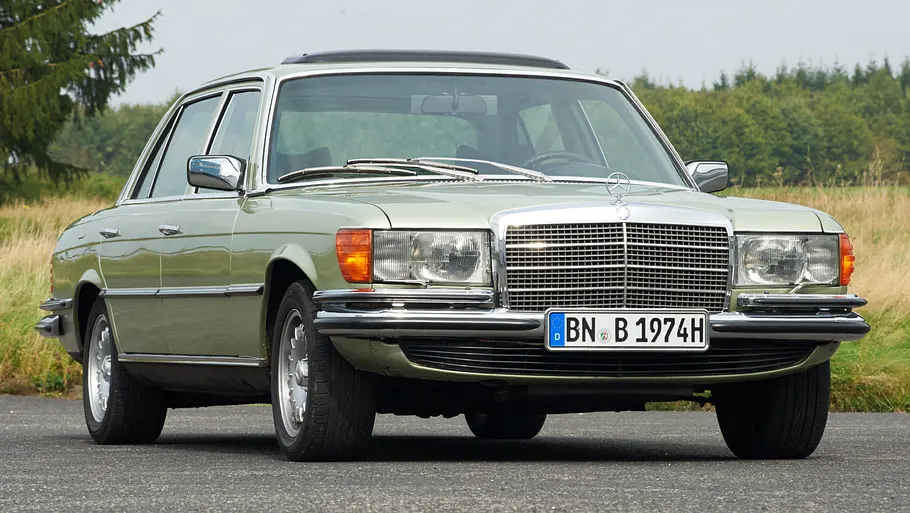 Mercedes 450 SEL Mercedes 450 SEL statisch von schräg vorne fotografiert.