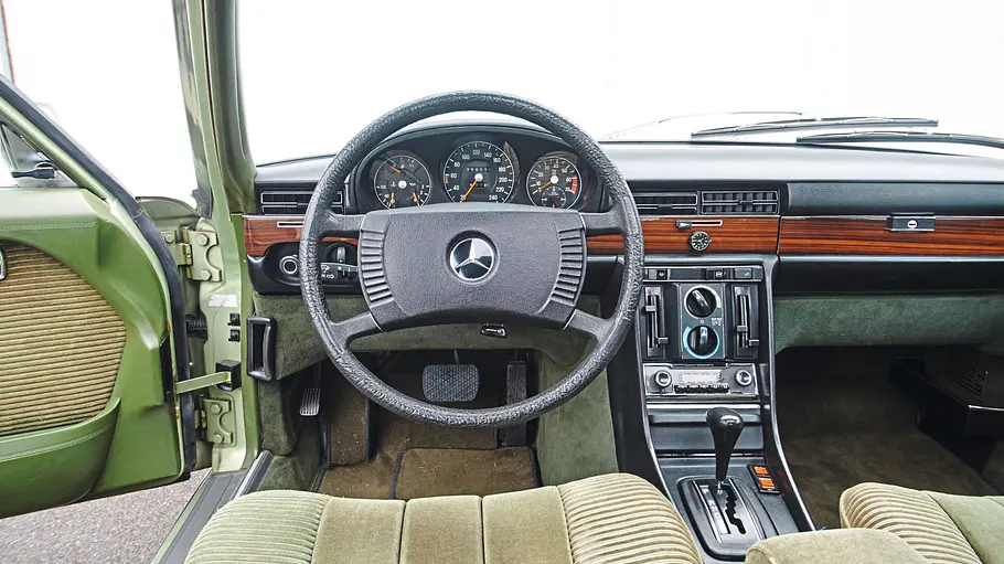 Mercedes 450 SEL Das Cockpit des Mercedes 450 SEL