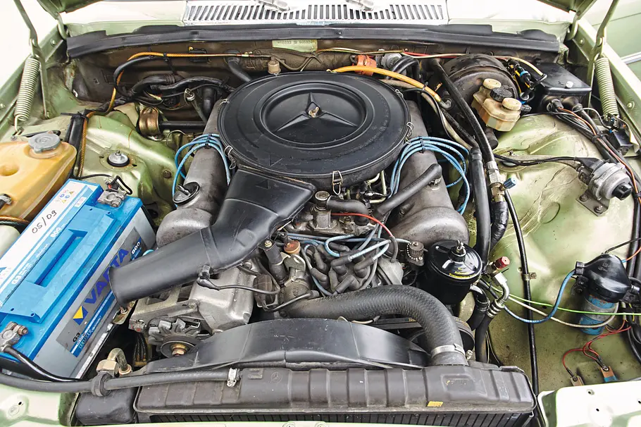Mercedes 450 SEL Der Motor des Mercedes 450 SEL.