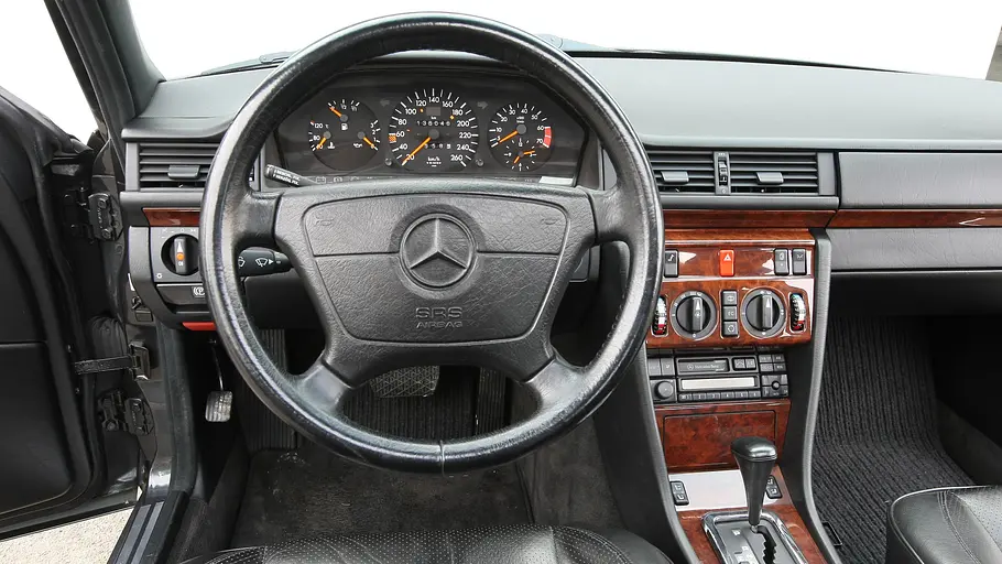 Mercedes 500 E Das Cockpit des Mercedes 500 E.