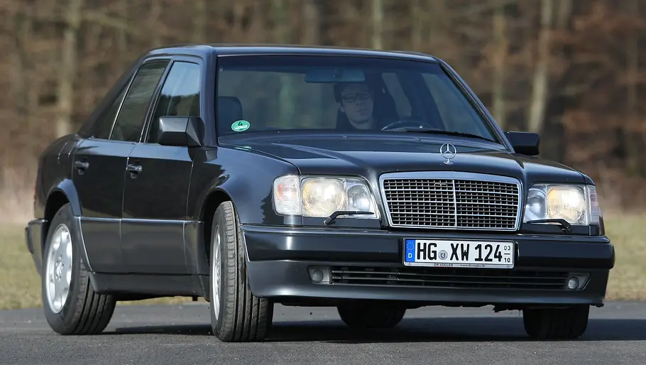 Mercedes 500 E Mercedes 500 E fahrend von schräg vorne fotografiert.