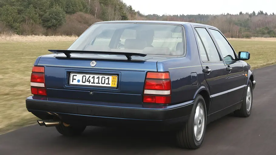 Lancia Thema 8.32 Lancia Thema 8.32 fahrend von schräg hinten fotografiert.