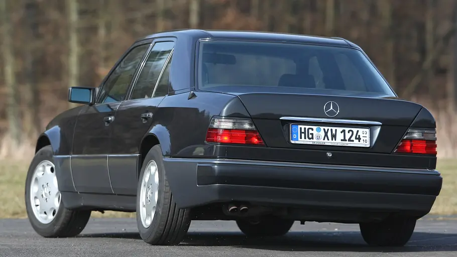 Mercedes 500 E Mercedes 500 E fahrend von schräg hinten fotografiert.