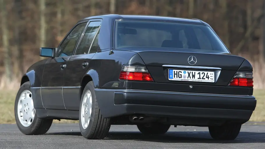 Mercedes 500 E Mercedes 500 E fahrend von schräg hinten fotografiert.