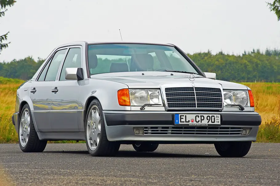 Der Mercedes 500 E stehend von vorne.