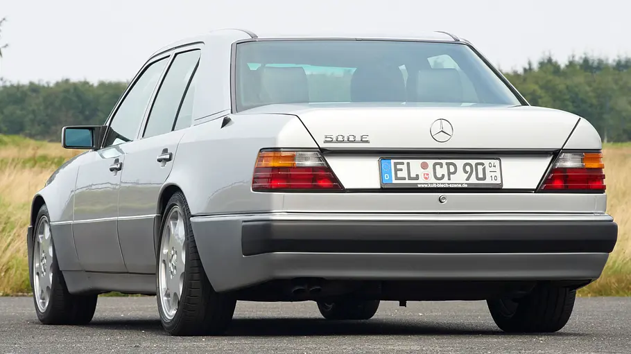 Der Mercedes 500 E stehend von hinten.