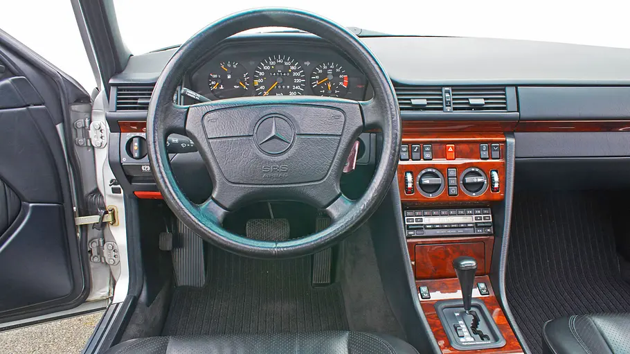Das Cockpit des Mercedes 500 E.